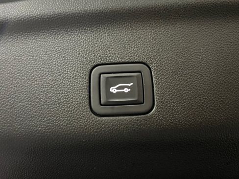 Used 2023 GMC Yukon XL Denali image 7