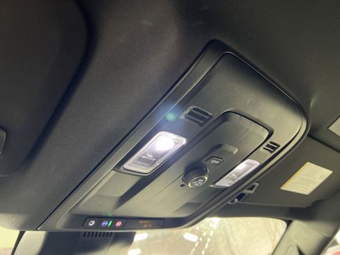 Used 2025 Chevrolet Suburban Z71 image 36