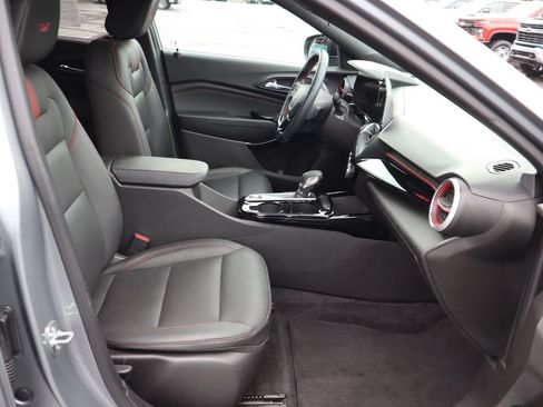 Used 2024 Chevrolet Trax RS FWD image 16