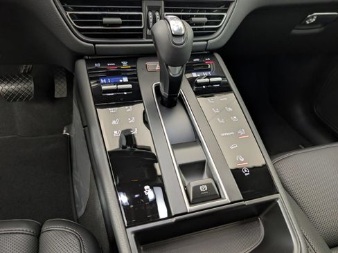 Certified 2026 Porsche Macan AWD/4WD image 22