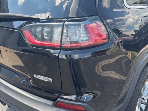 Used 2021 Jeep Cherokee Latitude Lux w/ Comfort/Convenience Group image 3