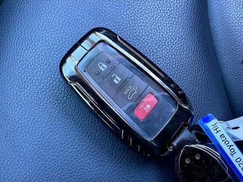 Used 2020 Toyota Highlander XLE image 36