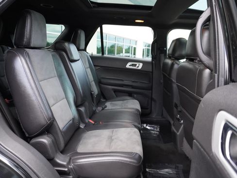 Used 2015 Ford Explorer XLT w/ Equipment Group 202B AWD/4WD image 19