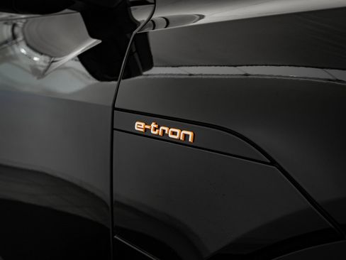 Used 2022 Audi e-tron Premium w/ Convenience Plus Package image 16