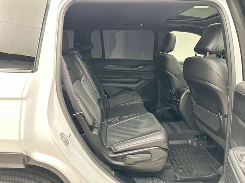 Used 2025 Jeep Grand Cherokee L Altitude AWD/4WD image 19