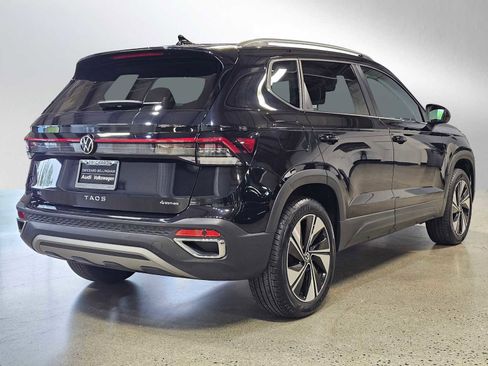 Used 2025 Volkswagen Taos SE w/ Panoramic Sunroof Package AWD/4WD image 7