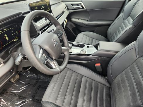 New 2025 Mitsubishi Outlander SE image 8