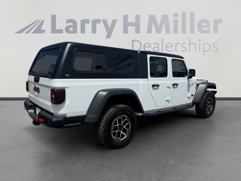 Used 2024 Jeep Gladiator Rubicon w/ Convenience Group AWD/4WD image 5