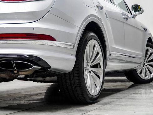 Used 2021 Bentley Bentayga AWD/4WD image 16