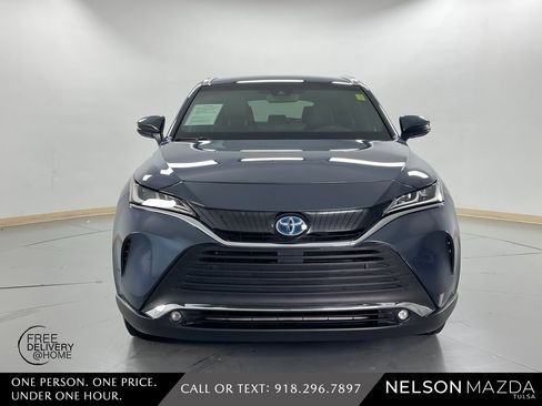 Used 2023 Toyota Venza XLE image 2