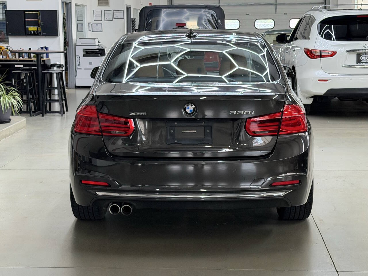 Used 2018 BMW 330i xDrive Sedan AWD/4WD image 3