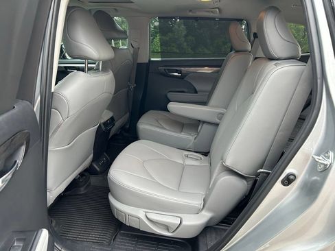 Used 2024 Toyota Highlander Limited FWD image 14