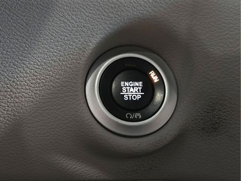 Used 2019 Chrysler Pacifica L FWD image 19