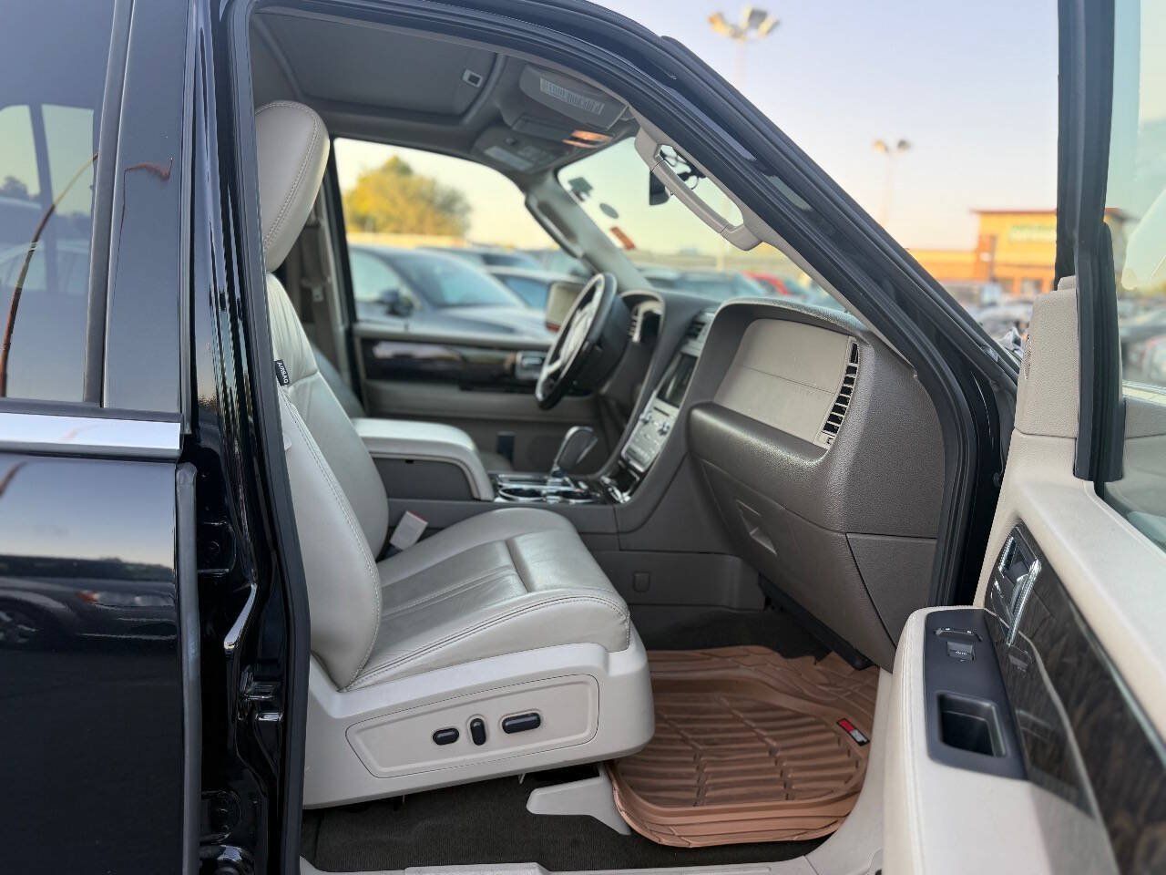 Used 2016 Lincoln Navigator Select AWD/4WD image 16