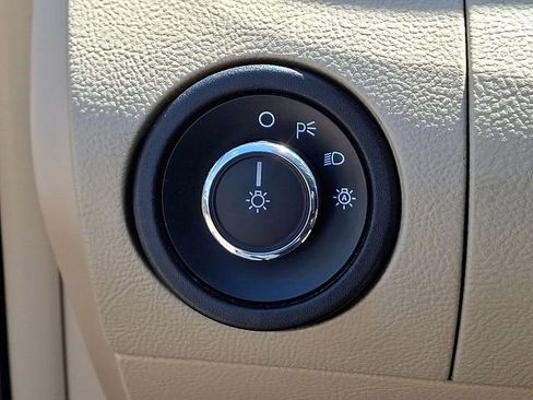 Used 2015 Ford Taurus Limited FWD image 8