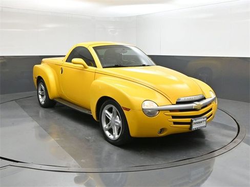 Used 2005 Chevrolet SSR w/ Preferred Equipment Group image 20