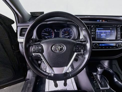 Used 2019 Toyota Highlander XLE AWD/4WD image 11