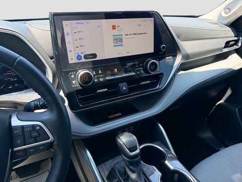 Used 2024 Toyota Highlander Limited image 29