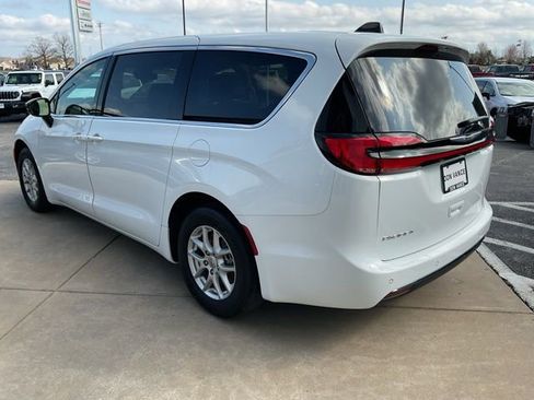 Used 2024 Chrysler Pacifica Touring-L image 5