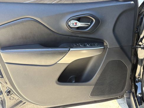 Used 2019 Jeep Cherokee Latitude w/ Popular Appearance Group FWD image 9