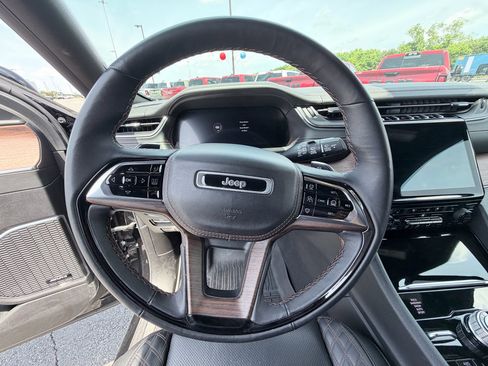 Used 2024 Jeep Grand Cherokee Summit w/ Luxury Tech Group V AWD/4WD image 13