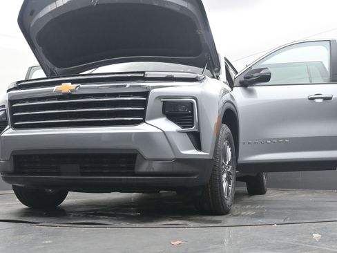 Used 2025 Chevrolet Traverse LT image 41