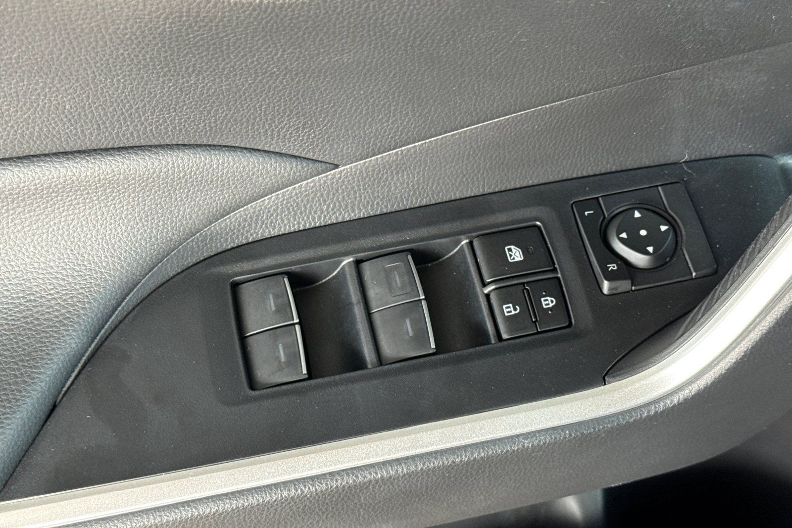 Used 2023 Toyota RAV4 XLE w/ Convenience Package FWD image 13