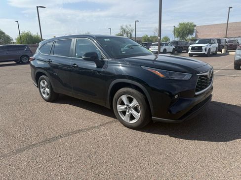 Used 2024 Toyota Highlander LE image 3