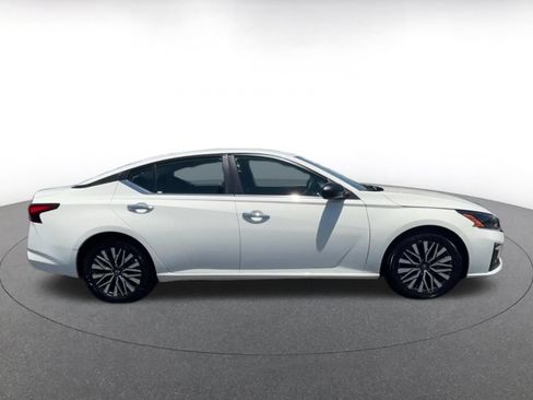 Used 2025 Nissan Altima 2.5 SV FWD image 13