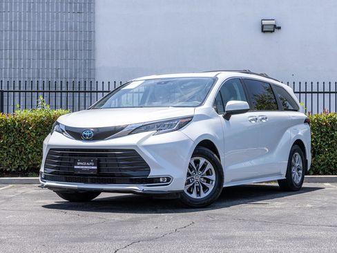Used 2022 Toyota Sienna XLE w/ XLE Plus Package FWD image 20