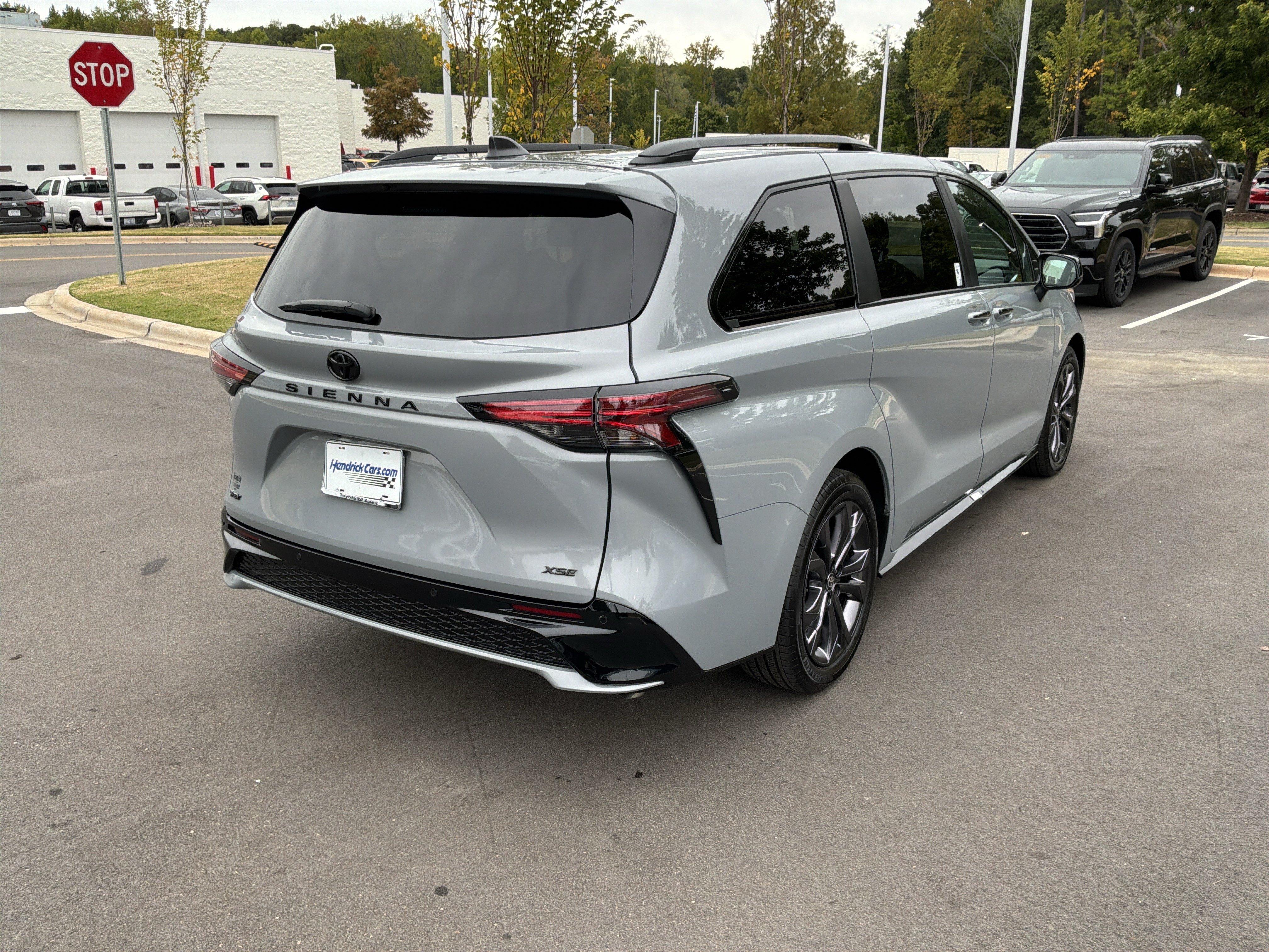 Used 2026 Toyota Sienna XSE FWD image 10