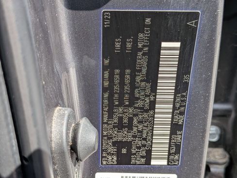 Used 2024 Toyota Highlander LE FWD image 41