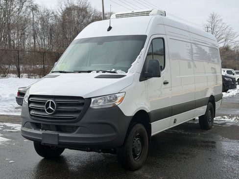 Used 2024 Mercedes-Benz Sprinter 2500 image 16
