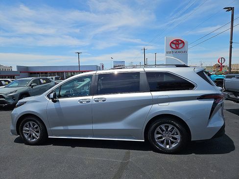 Used 2025 Toyota Sienna XLE FWD image 2