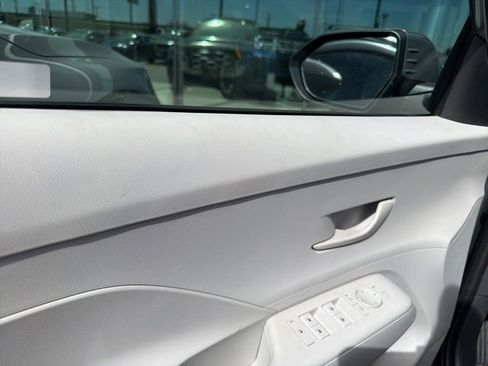 Used 2025 Hyundai Kona SEL image 12