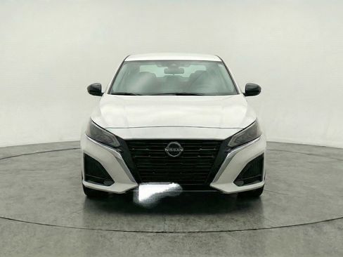 Used 2025 Nissan Altima 2.5 SV image 2