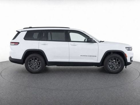 Used 2024 Jeep Grand Cherokee L Laredo RWD image 8