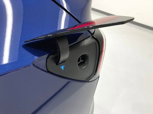 Used 2021 Tesla Model Y Long Range image 16
