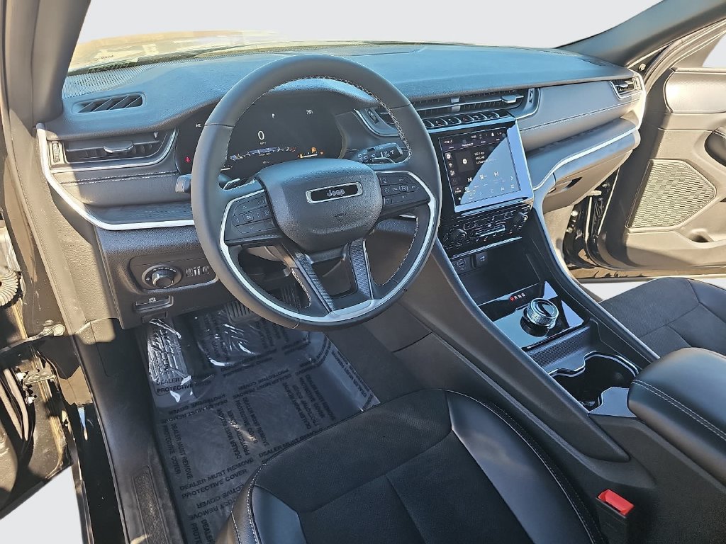 Used 2024 Jeep Grand Cherokee Altitude AWD/4WD image 16