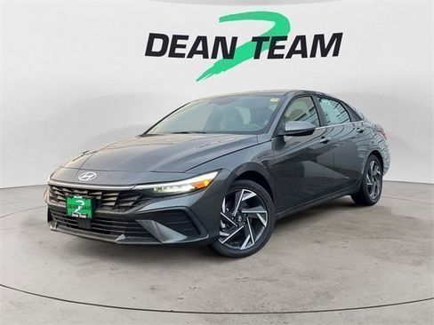 Used 2025 Hyundai Elantra Limited image 4