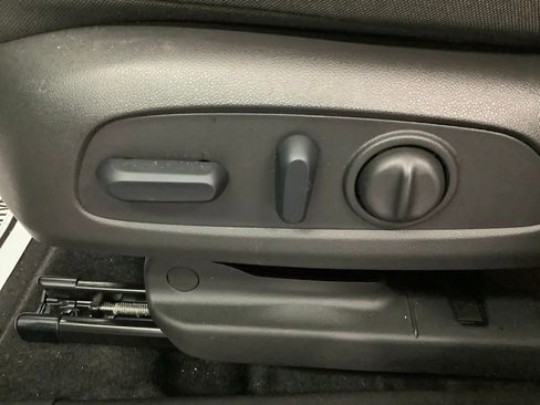 Used 2025 Chevrolet TrailBlazer LT w/ Convenience Package FWD image 11