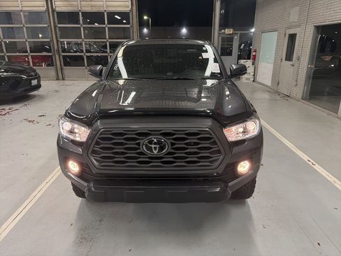 Used 2021 Toyota Tacoma TRD Off-Road image 2