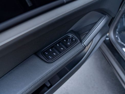 Certified 2025 Porsche Cayenne AWD/4WD image 18