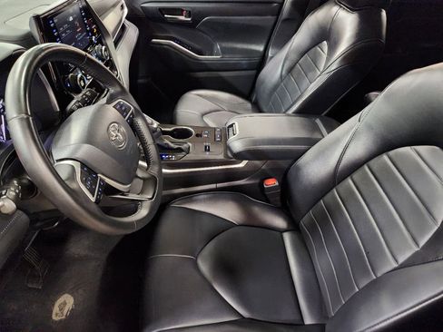 Used 2022 Toyota Highlander XLE FWD image 31