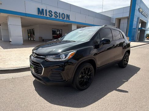Used 2022 Chevrolet Trax LT w/ Midnight Edition AWD/4WD image 3