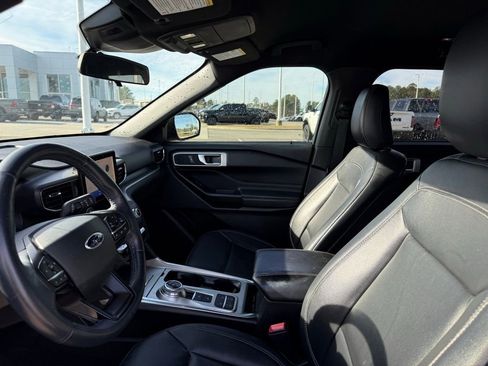 Used 2020 Ford Explorer XLT w/ Equipment Group 202A image 9