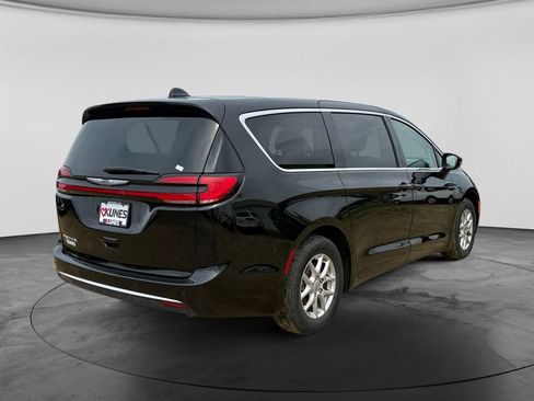 Used 2024 Chrysler Pacifica Touring-L FWD image 10