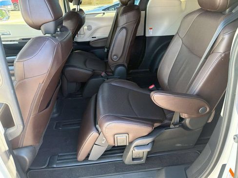 Certified 2021 Toyota Sienna Platinum FWD image 28