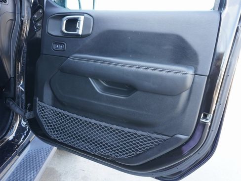 Used 2018 Jeep Wrangler Unlimited Sahara image 25