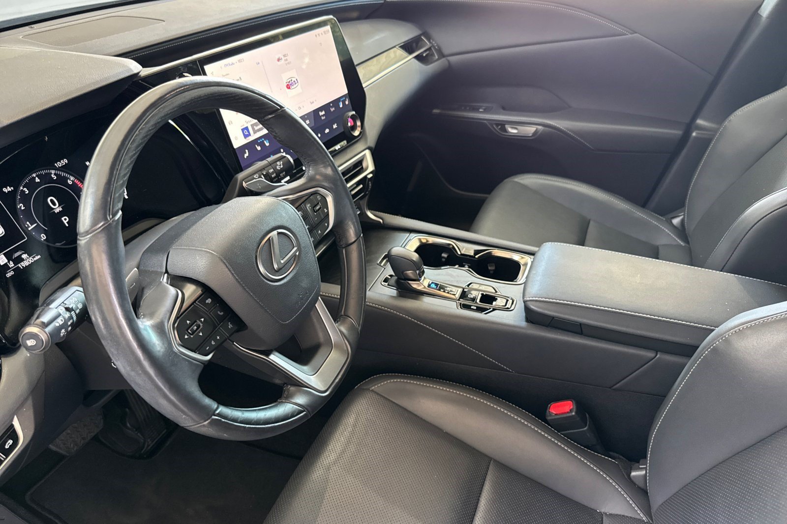 Used 2024 Lexus RX 350 Premium w/ Accessory Package (Z1) FWD image 11